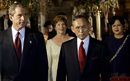 2003年10月19日，美國總統喬治W.布什和太太勞拉，與泰王普密蓬和往後詩麗吉在曼谷大皇宮。 ( PAUL J.RICHARDS/AFP/Getty Images)