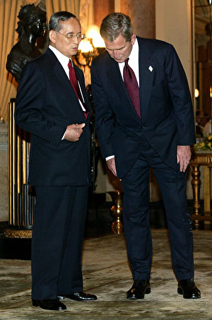 2003年10月19日，美國總統喬治W.布什在泰國出席亞太經濟合作會議期間，與普密蓬密切私語。 (STEPHEN JAFFE/AFP/Getty Images)