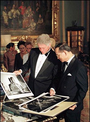 普密蓬與美國前總統克林頓在一起。 (POOL/AFP/Getty Images)