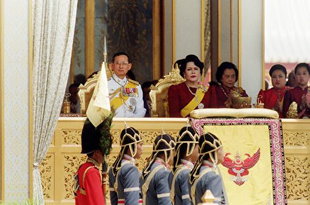 泰國國王普密蓬和王后詩麗吉在慶祝國王加冕50週年的儀式上。 (EMMANUEL DUNAND/AFP/Getty Images)