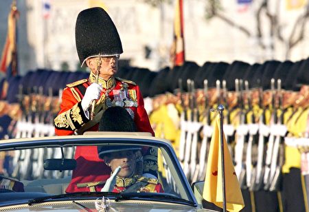 1999年12月2日，普密蓬在閱兵式，這是他生日慶典的一部分。 (EMMANUEL DUNAND/AFP/Getty Images)