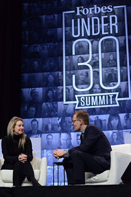 Theranos公司創始人伊麗莎白•霍爾姆（Elizabeth Holmes）在2015年10月5日費城召開的福布斯「30歲以下創業者」論壇上。（Lisa Lake/Getty Images）。( Lisa Lake/Getty Images)