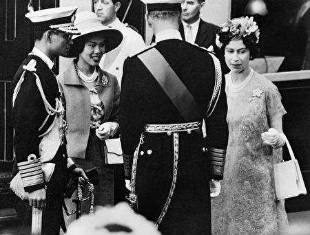 1960年7月，泰國國王普密蓬和王后詩麗吉訪問英國，受到英國女王伊麗莎白二世和愛丁堡公爵的歡迎。 (/AFP/Getty Images)