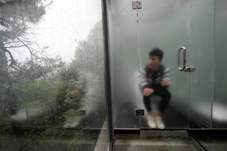 湖南的玻璃厕所，男女厕只有一面玻璃相隔，朦胧可见。 (STR/AFP/Getty Images)