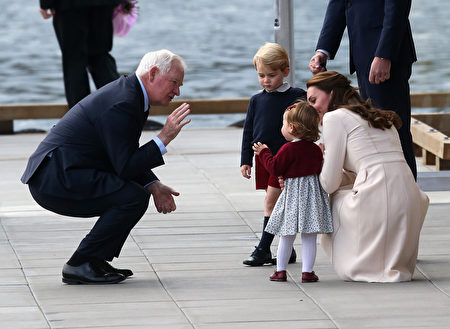 英國劍橋公爵夫婦（Duke and Duchess of Cambridge）帶著喬治王子和夏洛特公主週六離開加拿大，結束訪問。(Chris Jackson/Getty Images)