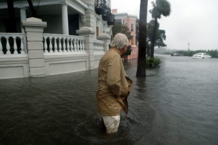 10月8日，南卡罗莱纳店鹅一个小区被淹没，居民涉水前行。( Brian Blanco/Getty Images)