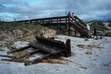 佛罗里达的海滩遭到飓风蹂躏。(JEWEL SAMAD/AFP/Getty Images)