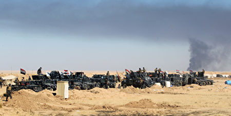 伊拉克總理週日宣布，將對極端組織伊斯蘭囯（IS）展開重大軍事進攻，奪回摩蘇爾。圖為伊拉克軍隊在該市以南60公里處。(AHMAD AL-RUBAYE/AFP/Getty Images)