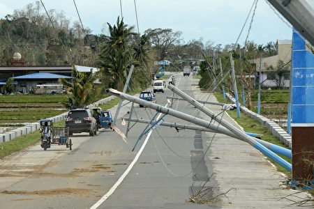 超級颱風「海馬」肆虐菲律賓北部地區，非正式統計顯示，奪走至少7人性命，基礎建設破壞嚴重。(TED ALJIBE/AFP/Getty Images)