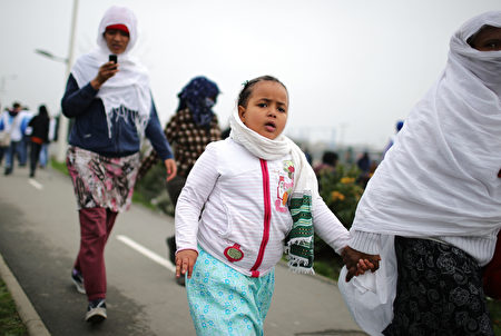 估約6000至8000名移民將送至各地接待中心。(Christopher Furlong/Getty Images)