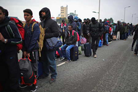 估約6000至8000名移民將送至各地接待中心。(Christopher Furlong/Getty Images)