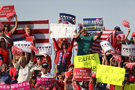 图：支持川普的选民在10月25日川普佛州举行的造势集会上。（Getty Images）