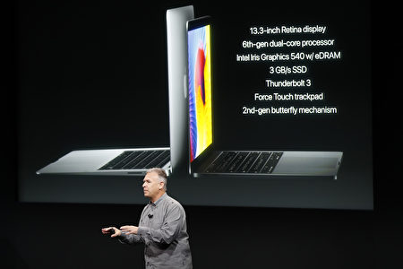 CUPERTINO, CA - OCTOBER 27: Apple Senior Vice President of Worldwide Marketing Phil Schiller speaks during a product launch event on October 27, 2016 in Cupertino, California. Apple Inc. unveiled the latest iterations of its MacBook Pro line of laptops and TV app. (Photo by Stephen Lam/Getty Images)