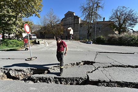 義大利Norcia開裂的地面。 （AFP/Getty Images)