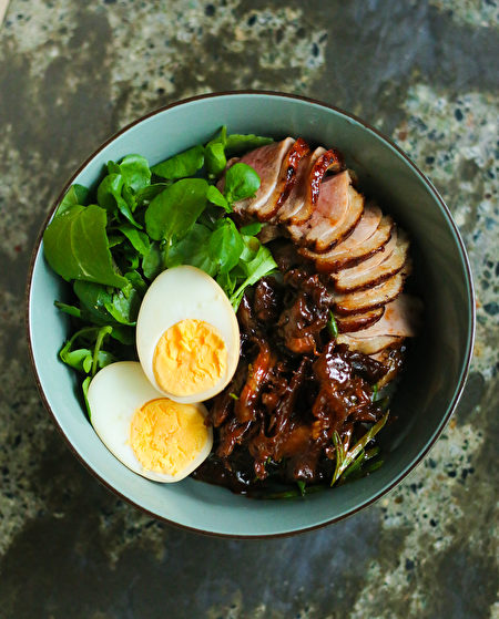 圖：DUCK RICE BOWL鴨肉飯，法式鴨胸肉搭配秘製鴨肉絲，雞蛋和時令蔬菜（圖片由SMC Communications / Heritage Asian Eatery提供，攝影：Amy Ho）