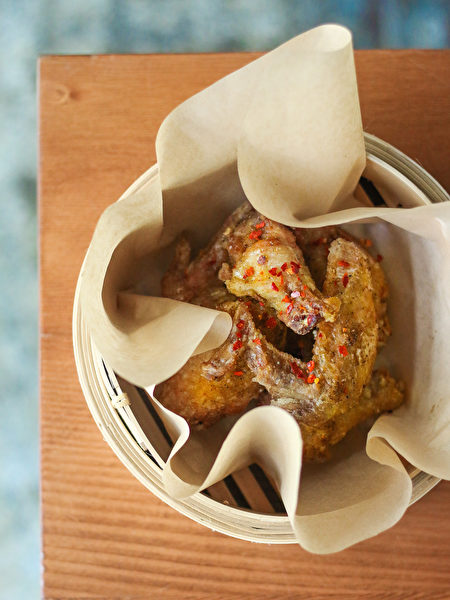 圖：FIVE SPICE CHICKEN WINGS五香炸雞翅經過24小時的醃製，外皮香脆，肉質甘甜嫩滑，略帶一點點微辣，是店內熱賣菜品。（圖片由SMC Communications / Heritage Asian Eatery提供，攝影：Amy Ho）