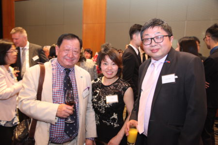 雪梨四季酒店內，中華民國105週年雙十國慶酒會現場部分嘉賓。中間為來自大陸前媒體人，右一為華人議員John 胡。（皮特／大紀元）