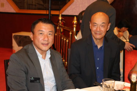 亞特蘭大華人活動中心晚宴答謝教師及記者。圖為林怡正（左）与華人法官Alvin Wong（文竹／大紀元）