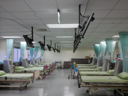 朴子医院血液透析室扩床启用，原本15床扩建至24床，其空间重新设计与改造，让肾友有宽敞、舒适的感觉。（朴子医院提供）