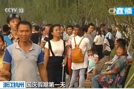  大陆十一长假首日，迎来民众出行高峰，图为浙江杭州景区。（视频截图）