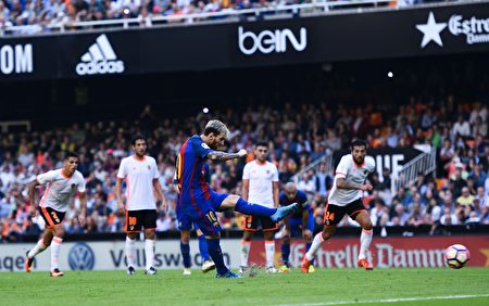 伤停补时阶段，梅西顶住压力射入点球，助巴萨3-2绝杀瓦伦西亚。 (David Ramos/Getty Images)