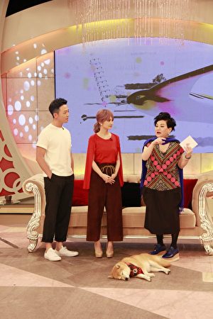 楊丞琳（中）與金勤（左）做客10月17日播出的《小燕之夜》節目。（中天提供）