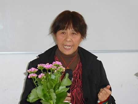 丹麥法輪功學員鮑學珍女士介紹她在中國被關押在監獄裡時，差一點成為活摘受害者的經歷。（林達/大紀元）