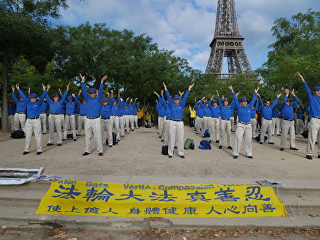 歐洲天國樂團在巴黎鐵塔前。 （欣然/大紀元）