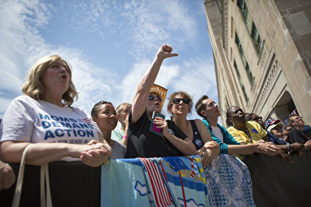 图：选民7月6日在新州大西洋城希拉里·克林顿举行的演说会上支持希拉里。（Getty Images）