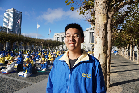  17岁的路彬祥参加了10月23日早上在旧金山市政广场的法轮功晨炼。他来自新泽西，正在读高中，希望更多人了解法轮功的真相。（温文清/大纪元）