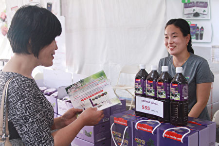 韓國農產品業主來美參展推廣自己的加工成品。（張岳/大紀元）