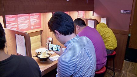 餐廳帶有獨立的用餐區，食客們可以不受干擾的專注地吃麵。