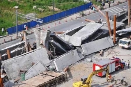 杭州城区德胜东路02标的一座正在拆除跨线桥突然坍塌，造成1死3伤的惨祸。（网络图片）