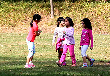 圖：孩子們在公園的綠地上玩耍。（姬承羲/大紀元）