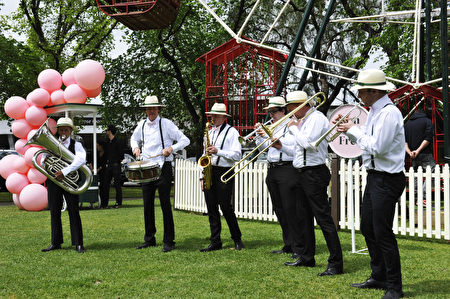 2016年10月24日，澳洲墨尔本杯赛马嘉年华开幕式上，爵士乐队欢乐表演。（胡宥华／大纪元）