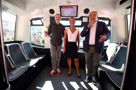在法國試驗的一種小型無人駕駛公交車，最多可以坐12個人。