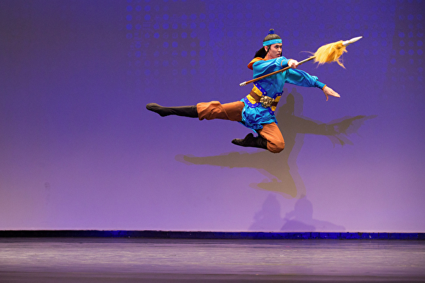 2016年10月20日，新唐人第七屆「全世界中國古典舞大賽」複賽，圖為青年男子組參賽選手小林健司表演舞蹈《移孝為忠》。（戴兵／大紀元）