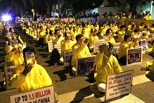 2016年10月22日晚，來自全球各地的部分法輪功學員2000人在舊金山中領館前舉行集体煉功等活動，呼籲解体中共、結束對法輪功的迫害。（周容/大紀元）
