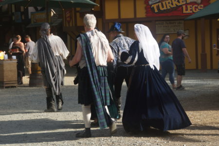 在小镇上，游客们也可以租借服装，扮成欧洲中世纪的人物。（林乐予／大纪元）