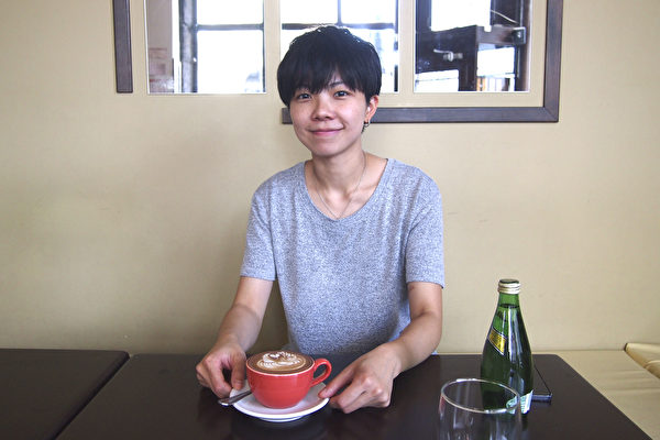 蒙特利爾的年輕華人咖啡師Vivian So在Natrel牛奶品牌舉辦的蒙特利爾拿鐵藝術比賽中獲得冠軍。（蔣真 / 大紀元）