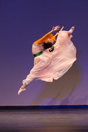 加州飛天藝術學院學生Cici Ma在「全世界中國古典舞大賽」中的表演。（戴兵／大紀元）
