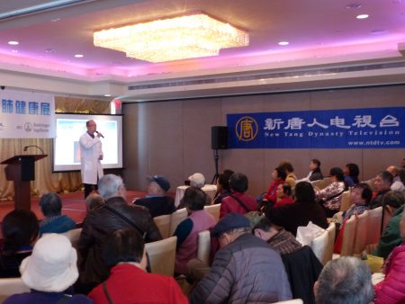 蔣威廉醫師在新唐人健康展上講解肺癌的診治，聽眾座無虛席。