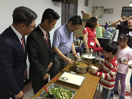 台北城西扶輪社社長及社員們一起親手服務為學童們準備用膳打菜。（扶輪社提供） 