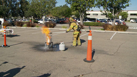 消防员演示错误的火鸡烹饪方法会引起火灾。（杨阳/大纪元）