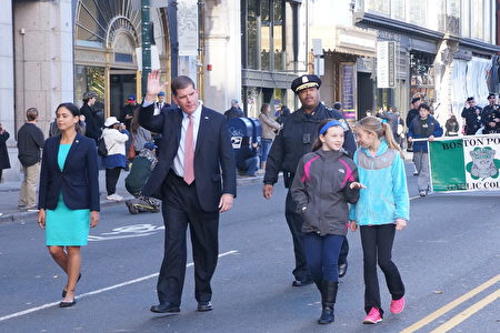 美國退伍軍人節波士頓慶祝大遊行，波士頓市長華殊走在隊伍最前面。（貝拉/大紀元）