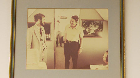 羅拉巴克和里根總統的舊照。（楊陽/大紀元）