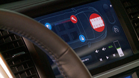 黑莓QNX汽车商务发展部专员 Thomas Bloor展示车内对话系统。（杨阳/大纪元）  