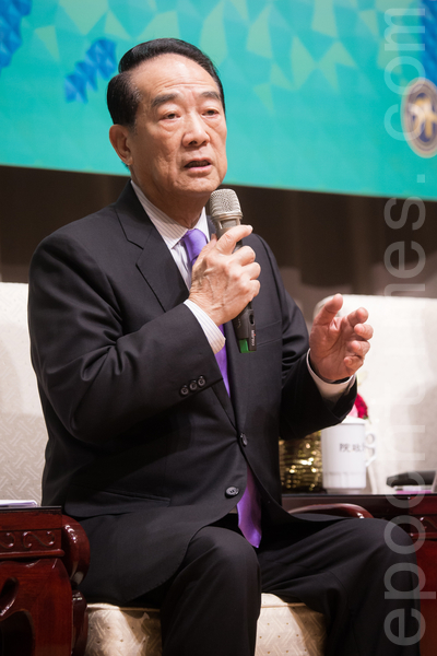 行政院11日舉行APEC經濟領袖會議行前記者會，代表台灣出席此次領袖會議的親民黨主席宋楚瑜出席說明此行的目的及意義。（陳柏州／大紀元）
