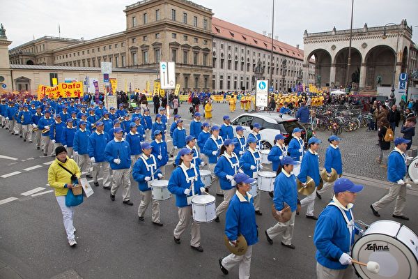 法輪功浩浩蕩蕩的遊行隊伍穿過慕尼黑市中心。（傑森／大紀元）