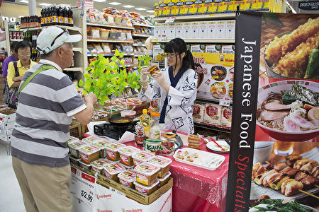 漢亞龍HMART超市擺食品試吃吸引顧客